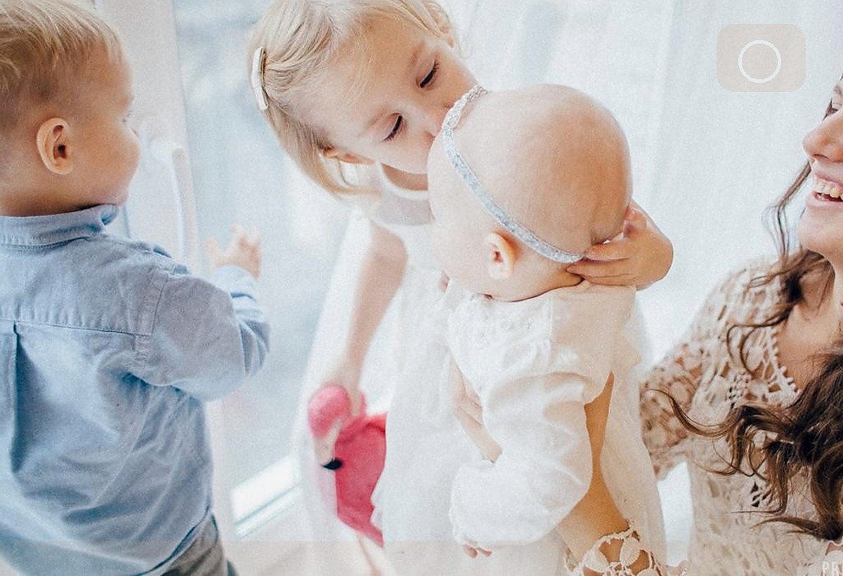 Gentle Family Photoshoot Ideas for Studio Rooms